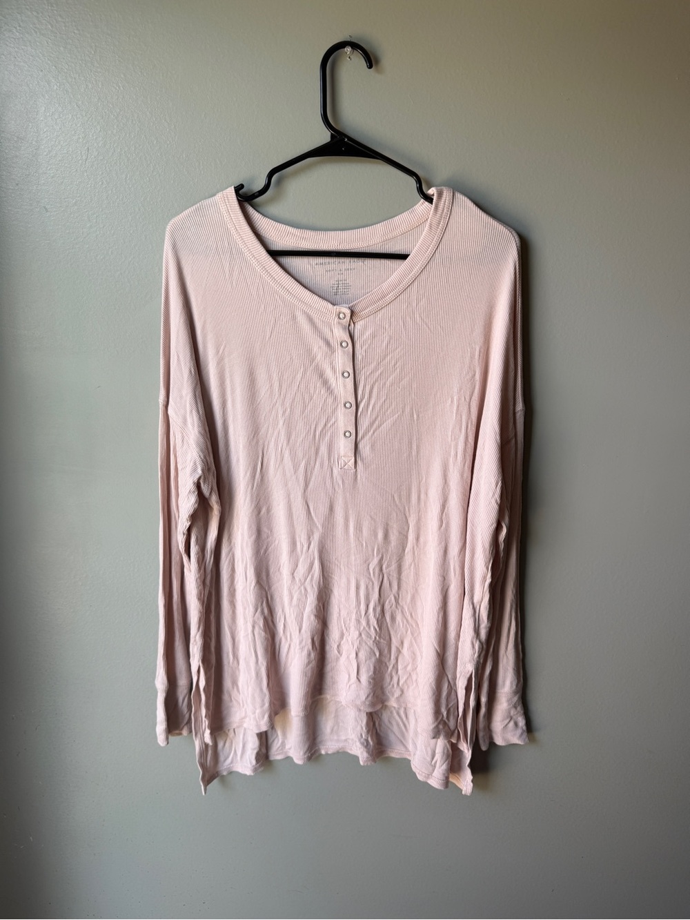 American Eagle Soft & Sexy Pink Ribbed Henley Top Size Medium